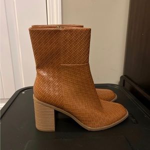 Universal thread boots! NWT!